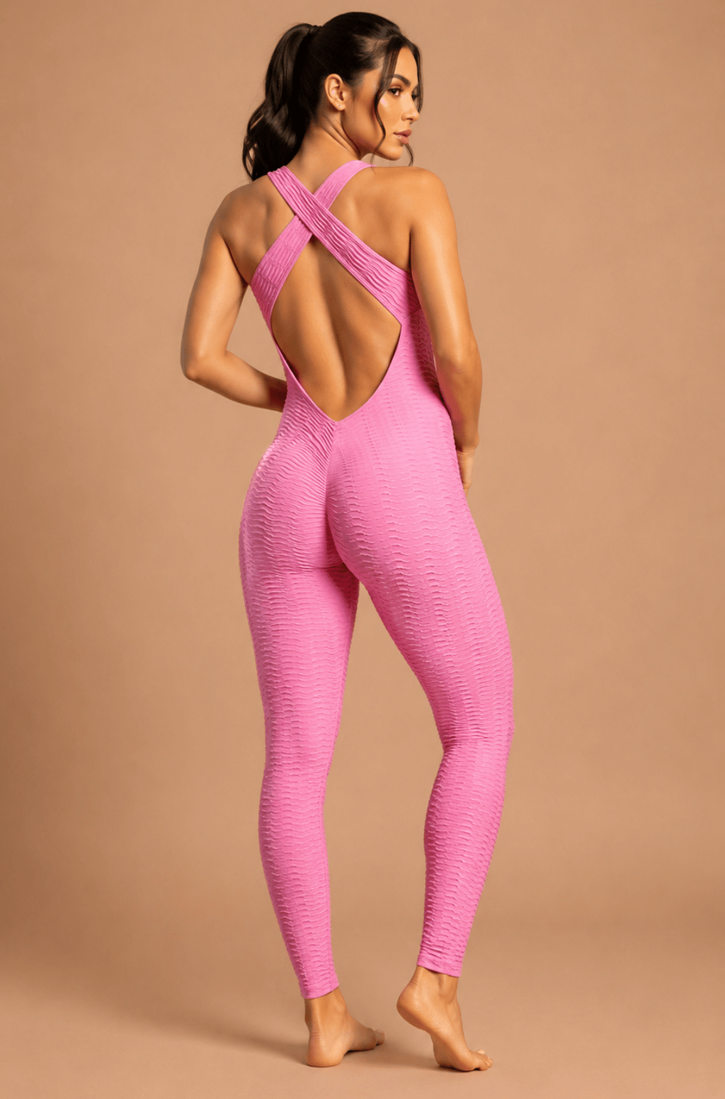 Macacão empina bumbum jacquard brocado chiclete